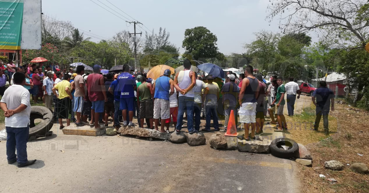 Bloquean la carretera estatal Naranjos-Chontla
