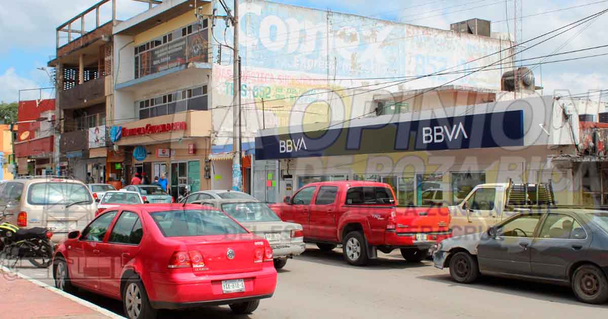 Abordo de una ambulancia asiste a cobrar su apoyo del programa Bienestar
