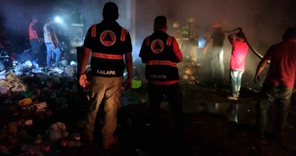 Arde bodega de plástico en camino a El Tronconal