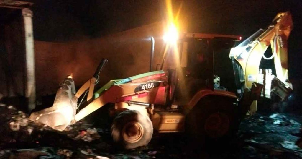 Arde bodega de plástico en camino a El Tronconal