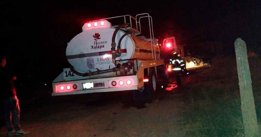 Arde bodega de plástico en camino a El Tronconal