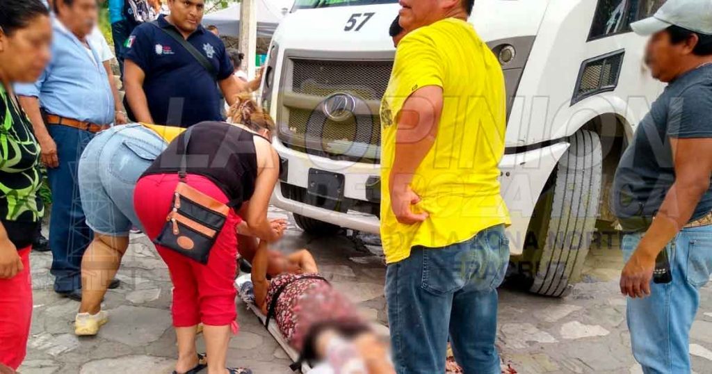 Autobús arrolla a una mujer en Coxquihui