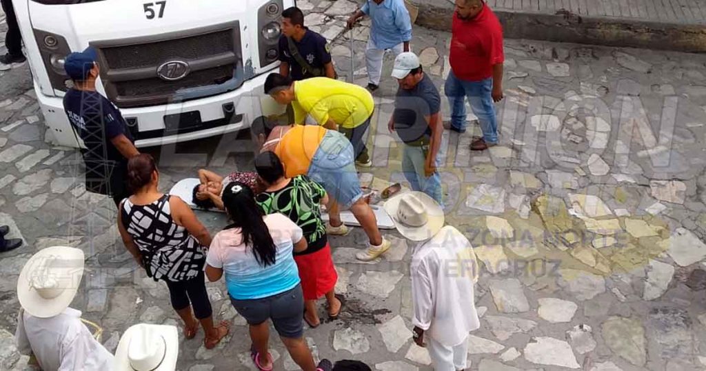 Autobús arrolla a una mujer en Coxquihui