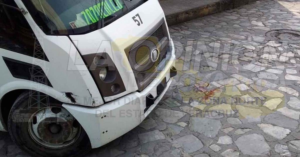 Autobús arrolla a una mujer en Coxquihui