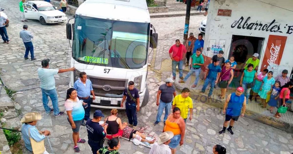 Autobús arrolla a una mujer en Coxquihui