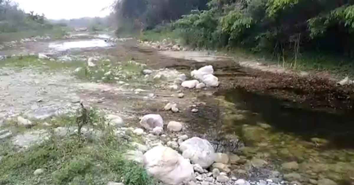 Cierran el paso a pipas en Juan Felipe