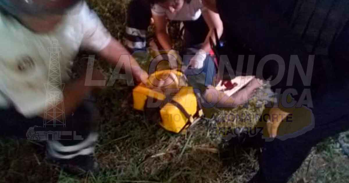 Bomberos rescata a mujer que cayó a un pozo