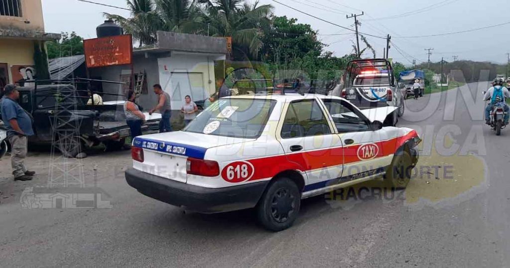 Taxi destrozado al impactarse por alcance contra camioneta