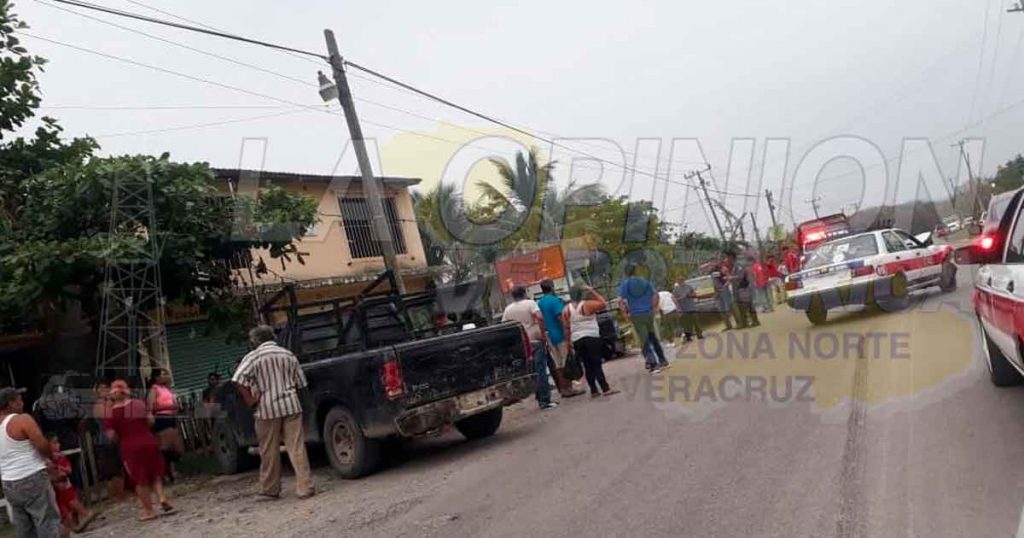 Taxi destrozado al impactarse por alcance contra camioneta