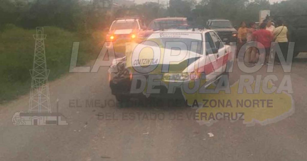Taxi destrozado al impactarse por alcance contra camioneta