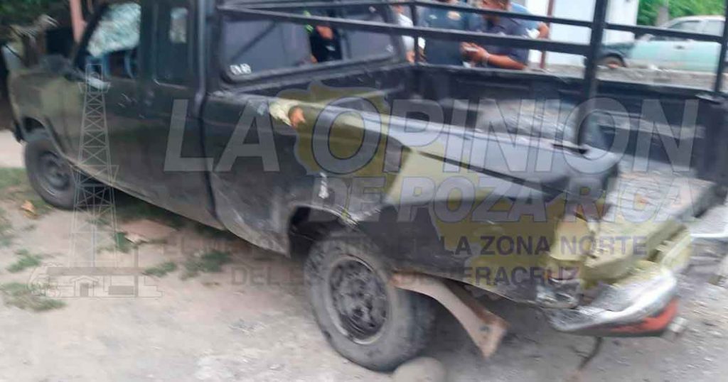 Taxi destrozado al impactarse por alcance contra camioneta