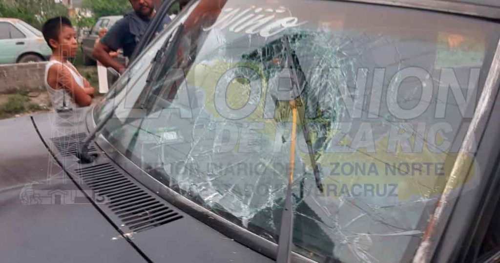 Taxi destrozado al impactarse por alcance contra camioneta
