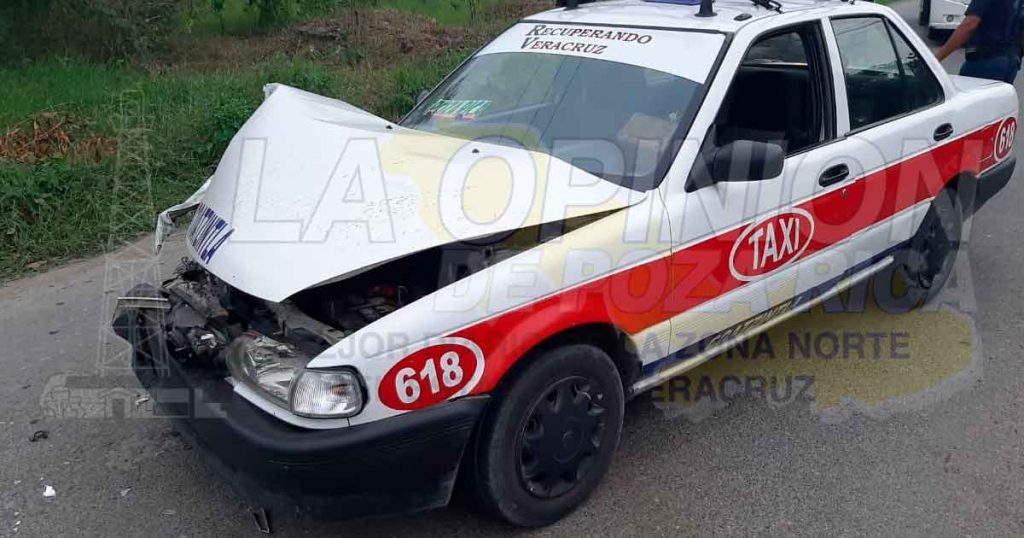 Taxi destrozado al impactarse por alcance contra camioneta