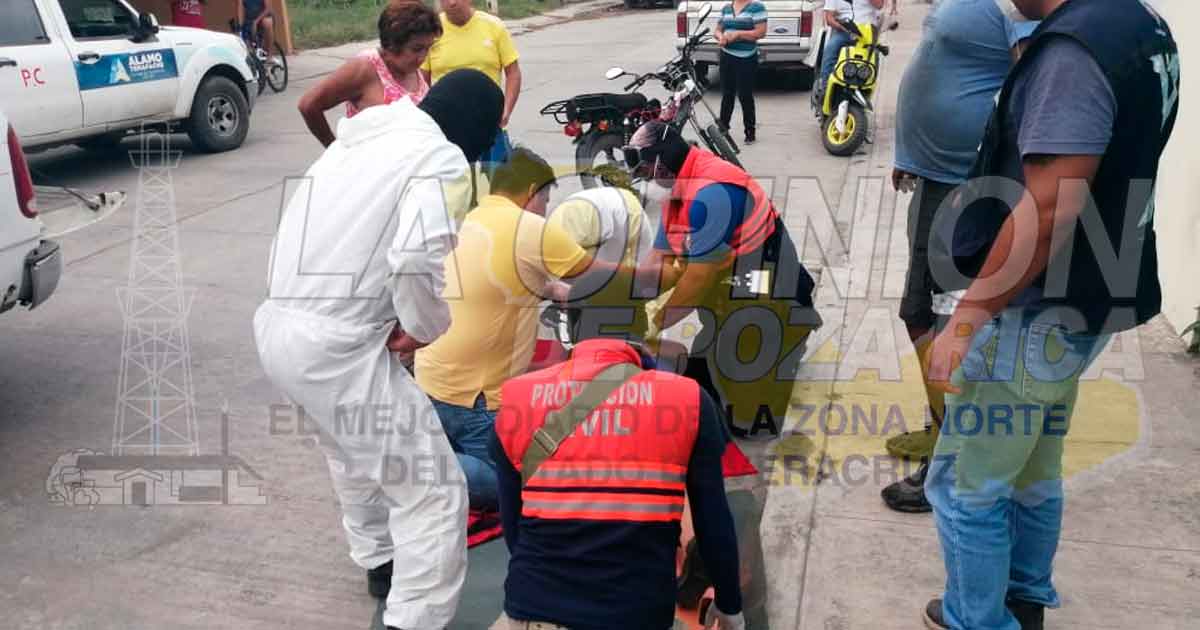 Cae mujer de una camioneta en marcha