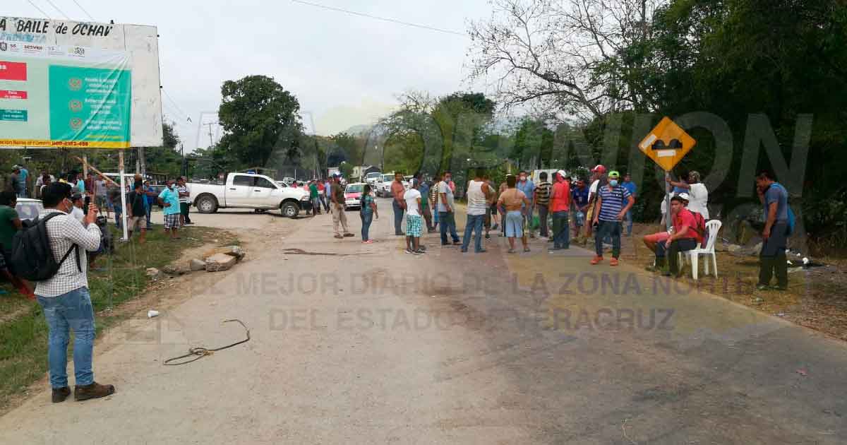 Comerciantes de Chinampa dan paso en la carretera Naranjos-Chontla