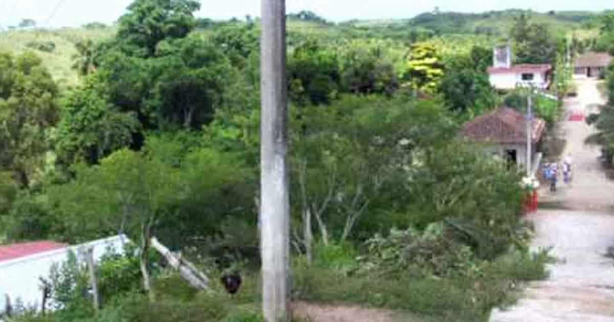 Continúan apagones en comunidades