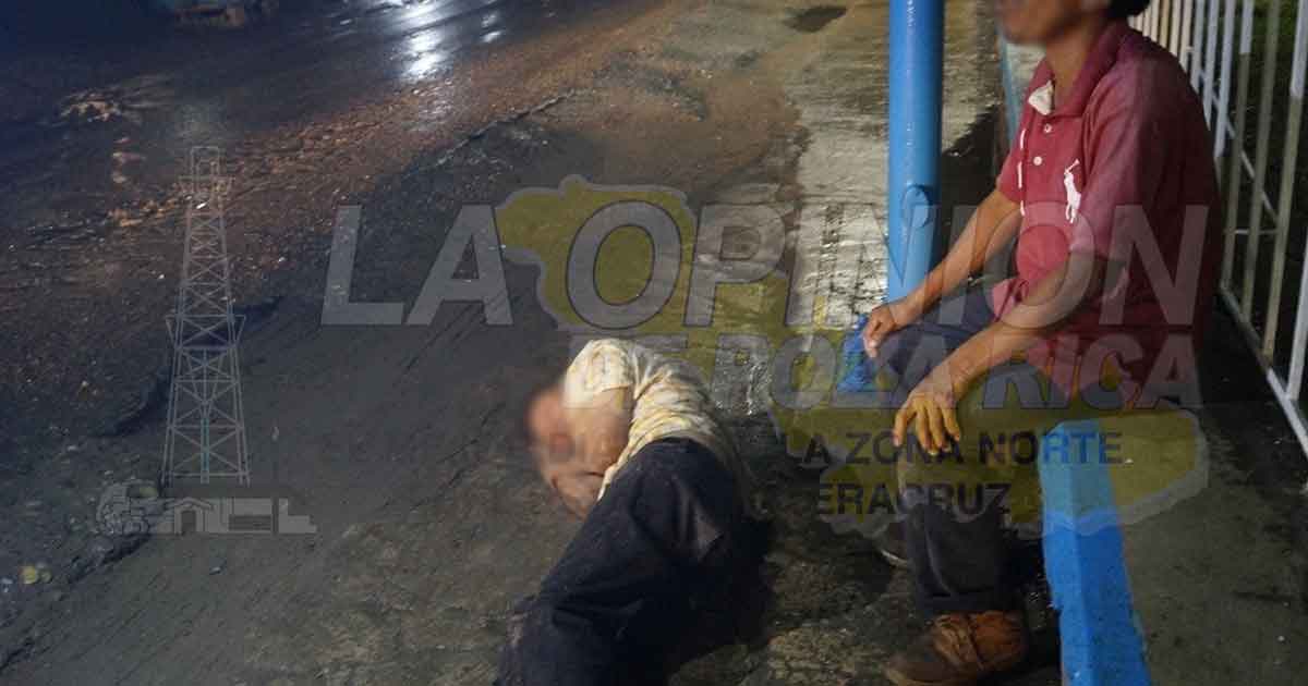 Ebrio a punto de ser atropellado, se durmió a la orilla de la carretera