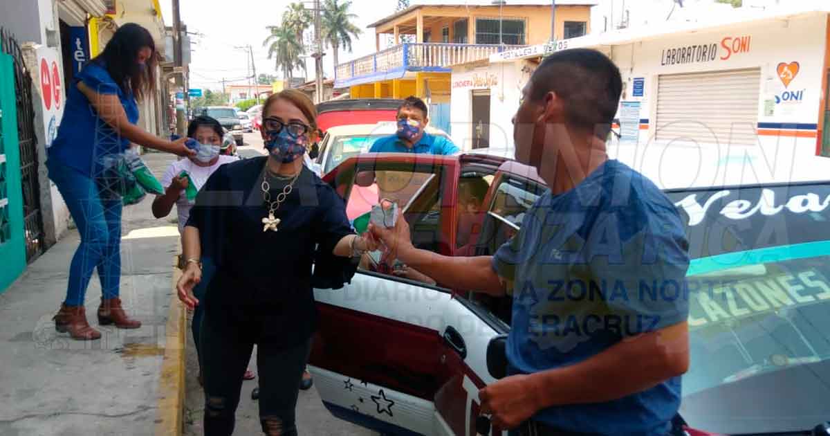 Entregan gel antibacterial y cubre bocas a taxistas de Cazones