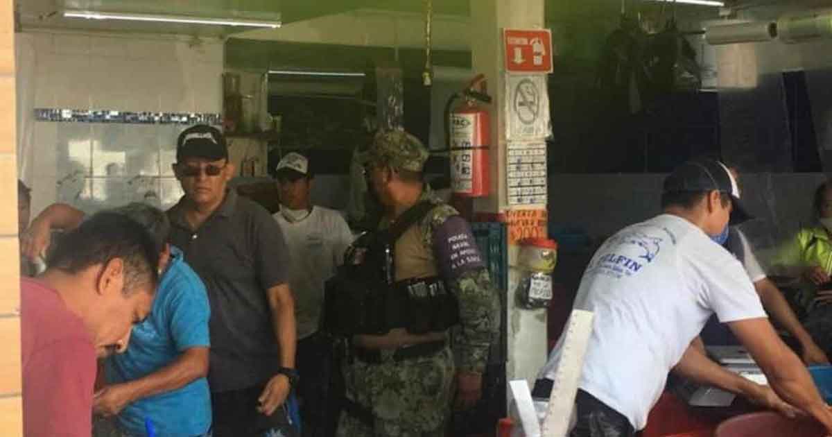 Tensión entre compradores por desacatar sana distancia en Xalapa