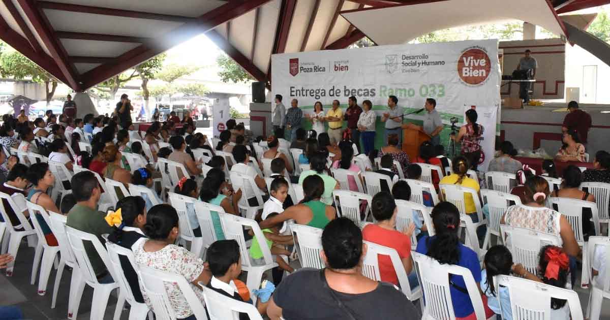 Gobierno Municipal, adelanta pago de becas del ramo 33