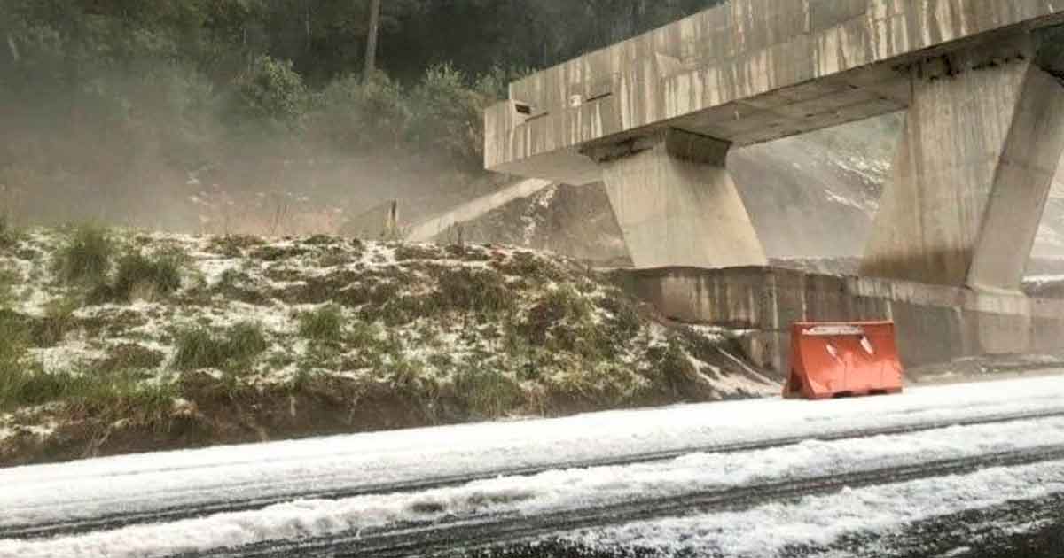 Impresionante granizada cae sobre la México-Toluca y ocasiona accidentes