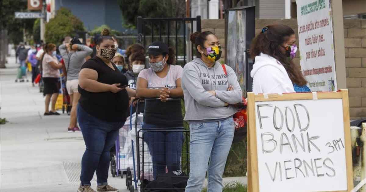 Las colas del hambre: la crisis dispara la pobreza en EE.UU.