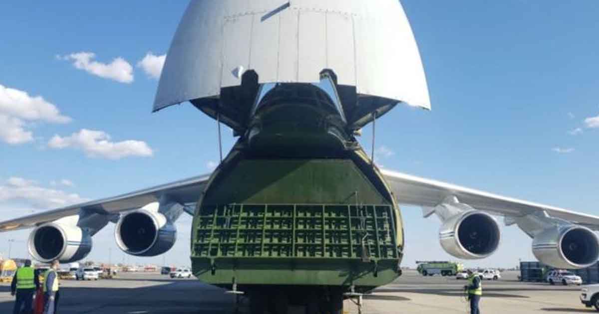 El avión ruso con equipos médicos que Putin mandó a EE.UU. para ayudar en la lucha contra el Coronavirus
