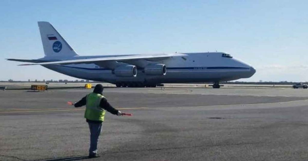 El avión ruso con equipos médicos que Putin mandó a EE.UU. para ayudar en la lucha contra el Coronavirus
