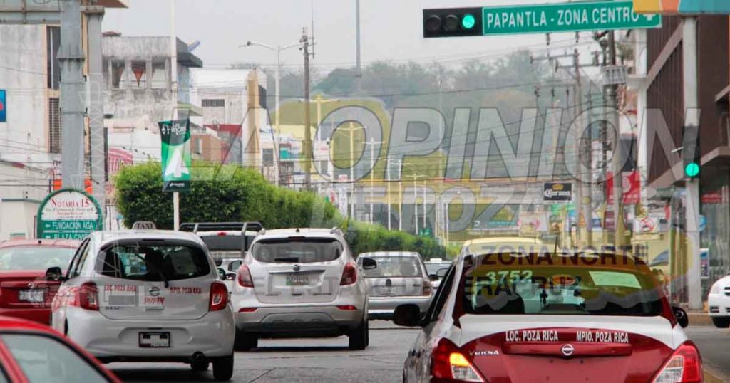 Largas filas de taxis, casi no hay pasaje en Poza Rica
