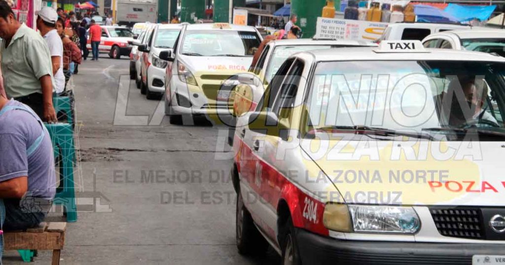 Largas filas de taxis, casi no hay pasaje en Poza Rica