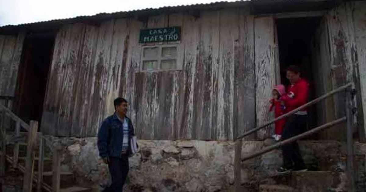 Maestros recorren kilómetros para dar material de estudio a alumnos en la sierra