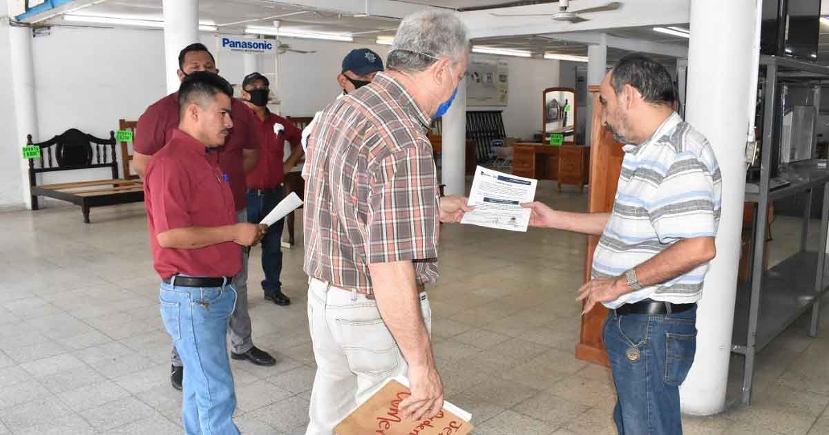 Personal de Comercio realiza recorrido por negocios