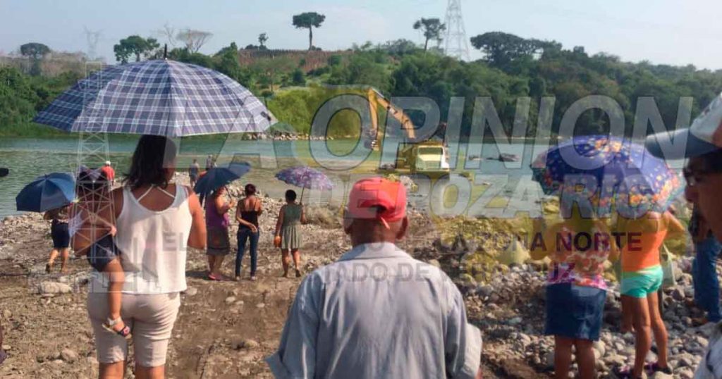Protestan ante saqueo de grava en un río de Papantla
