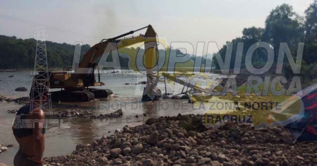 Protestan ante saqueo de grava en un río de Papantla
