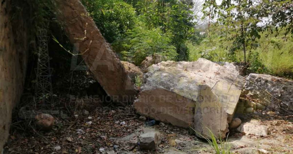 Puente de piedra a punto de caer