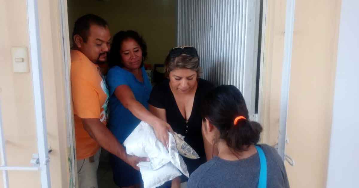 Reparten despensa a papás de la Ignacio Ramírez