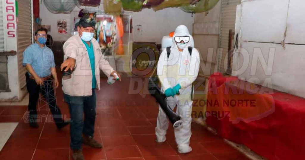 Sanitizan centros de abastecimiento de Tuxpan