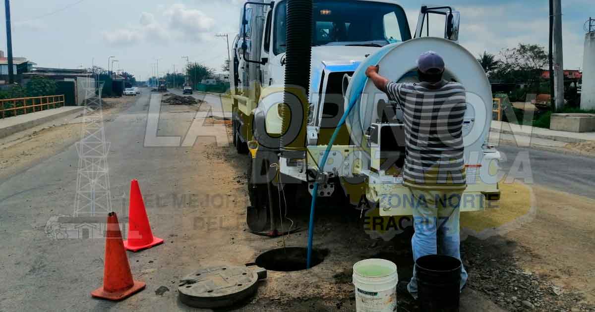 Saturada con toneladas de residuos sólidos la red de drenajes en Tuxpan