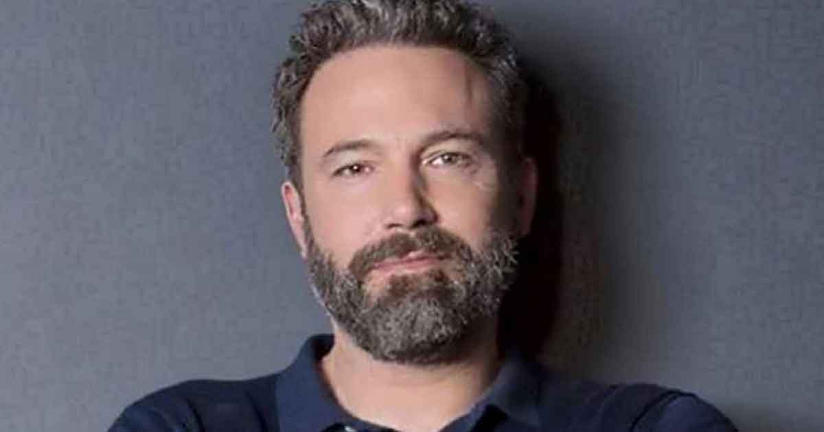 Ben Affleck es visto usando cubrebocas y fumando