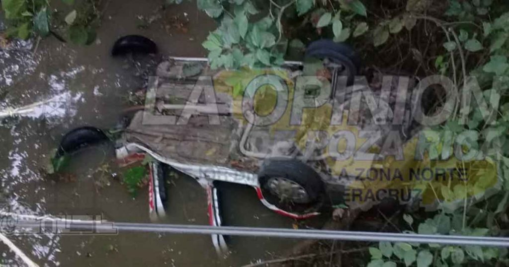 Taxi cae a un arroyo en Coyutla