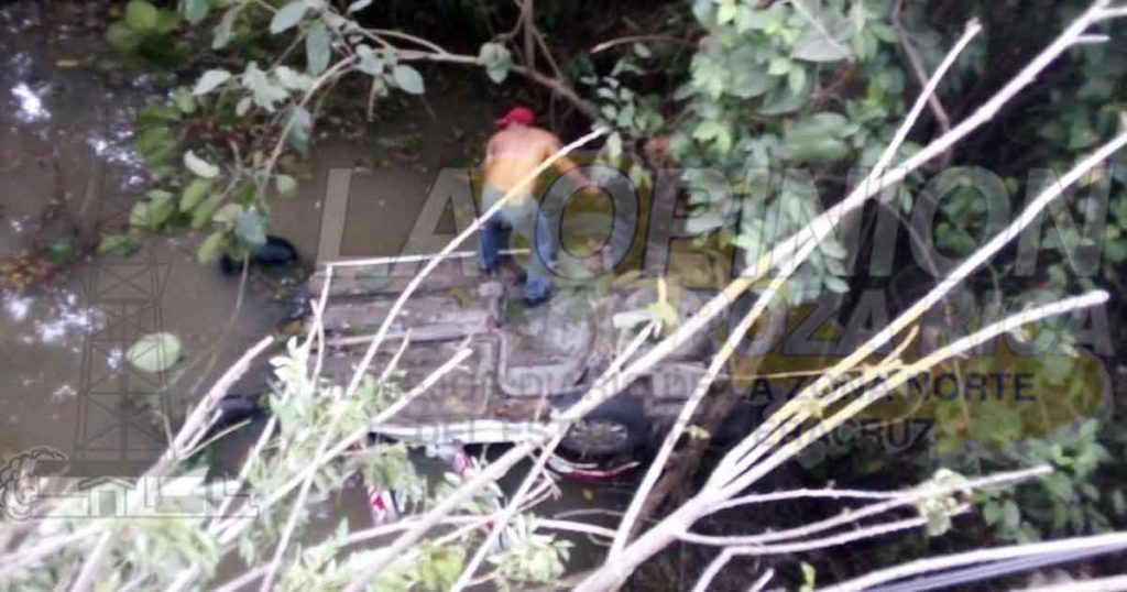 Taxi cae a un arroyo en Coyutla