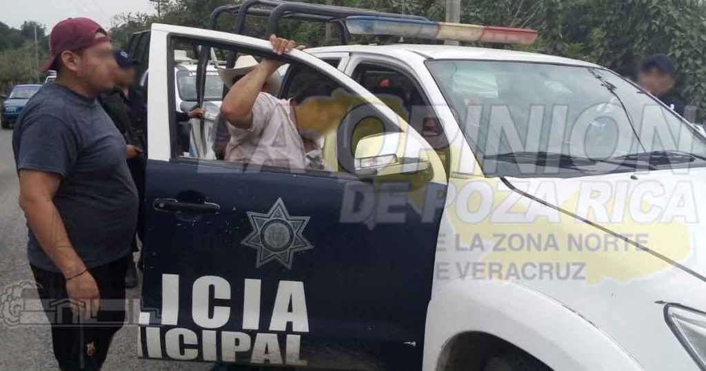 Taxi cae a un arroyo en Coyutla