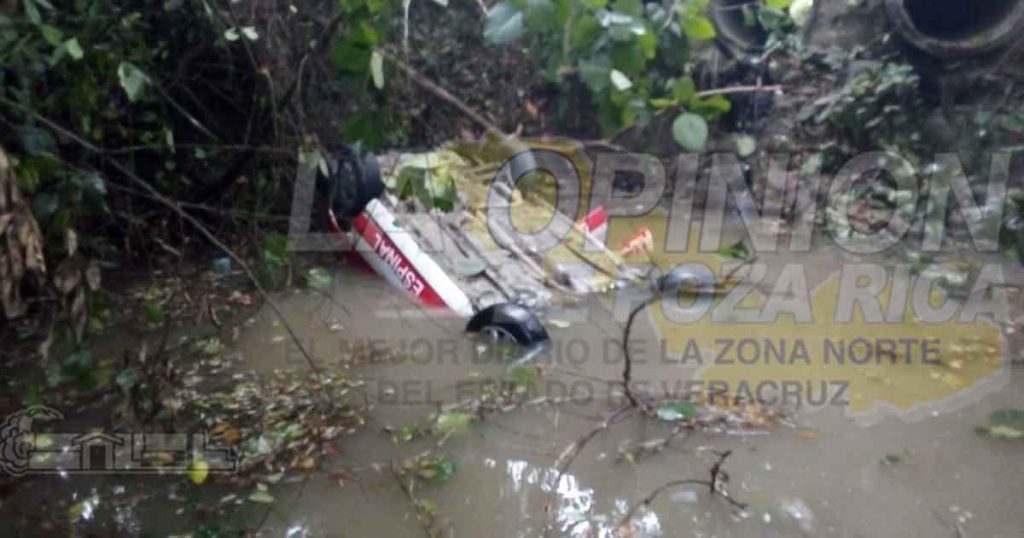 Taxi cae a un arroyo en Coyutla