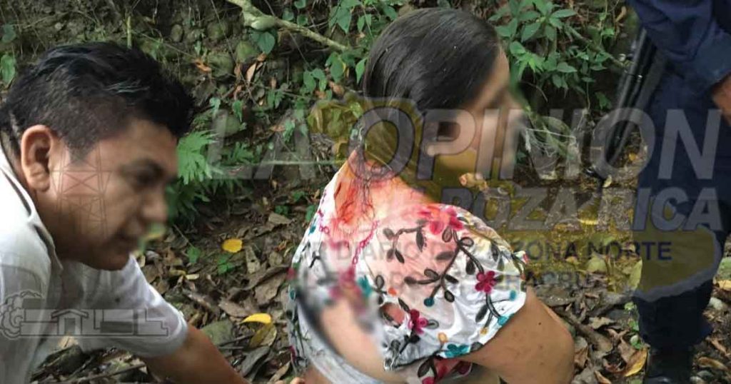 Taxi cae a un arroyo en Coyutla