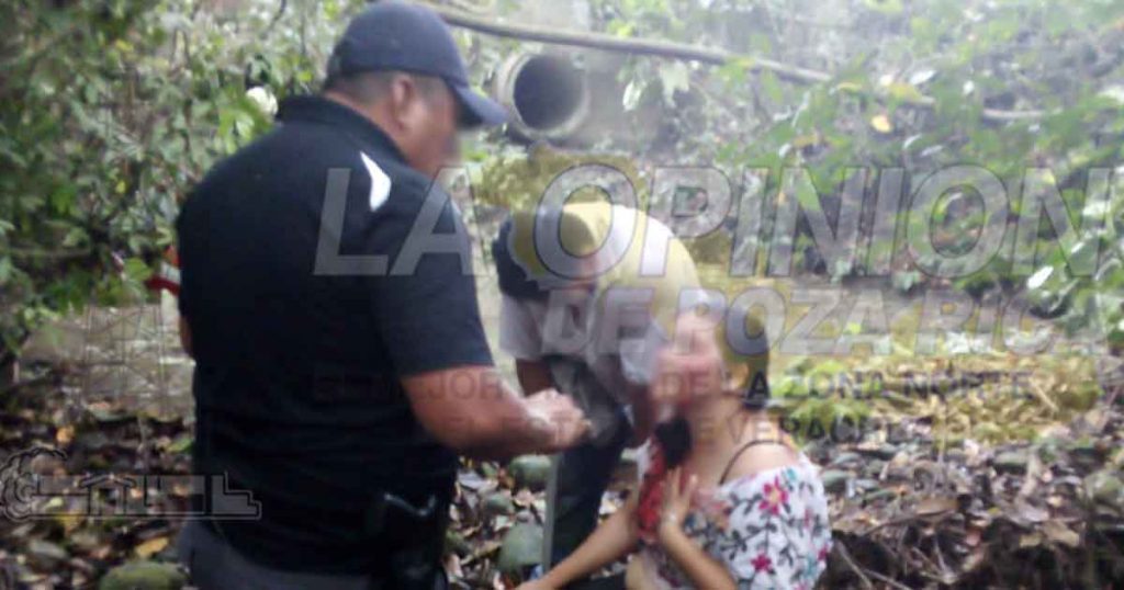 Taxi cae a un arroyo en Coyutla