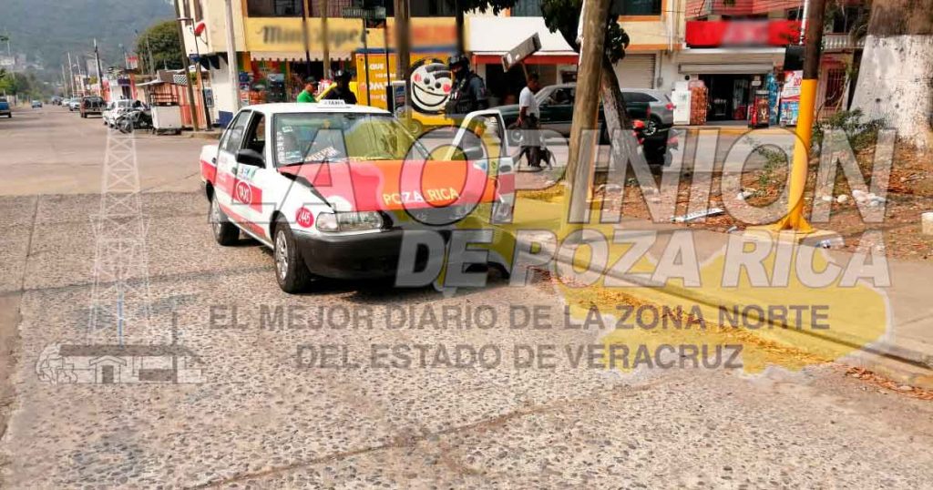 Taxista choca contra un poste y lesiona a su pasajera en Poza Rica