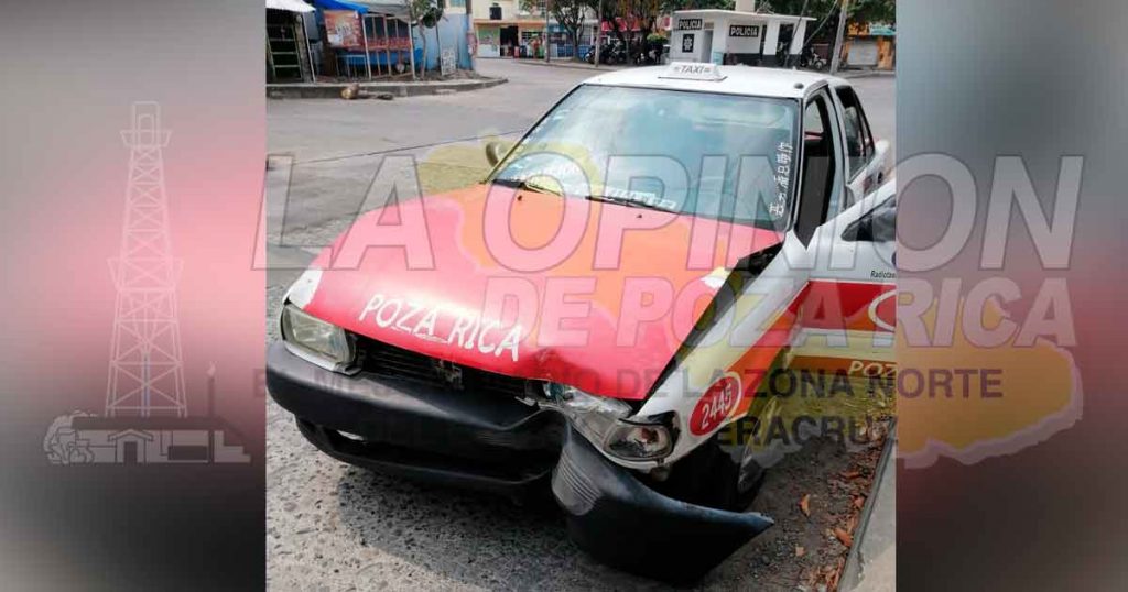 Taxista choca contra un poste y lesiona a su pasajera en Poza Rica