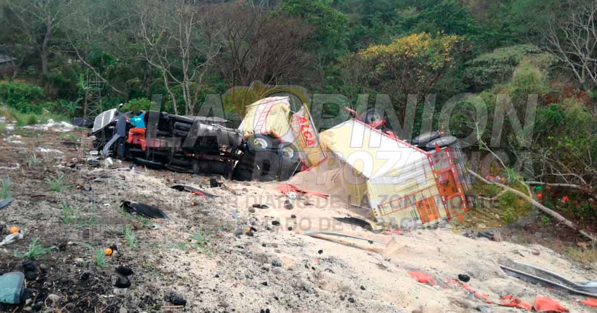 Tráiler se va al fondo de un barranco en la federal Tuxpan-Tampico