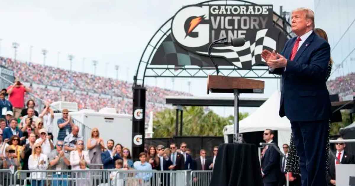 Trump prevé regreso de ligas deportivas al final del verano