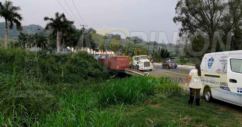 Tráiler a punto de volcar en la carretera federal Tampico-Poza Rica
